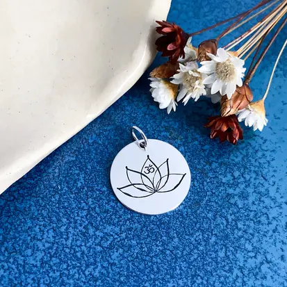PINGENTE FLOR DE LOTUS OHM